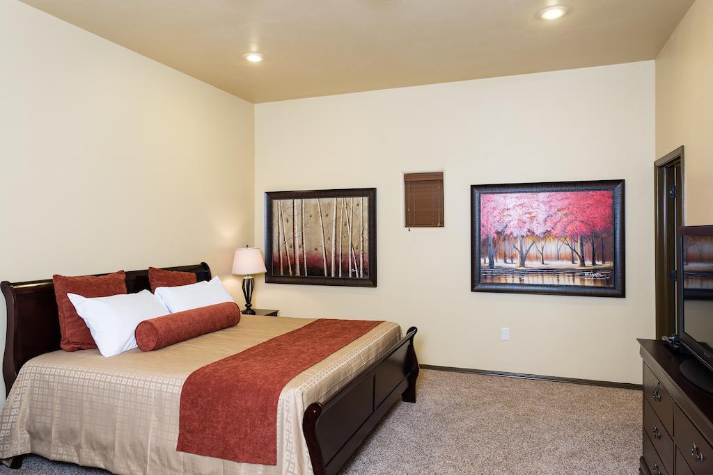 The Courtyard Villas Hobbs Room photo