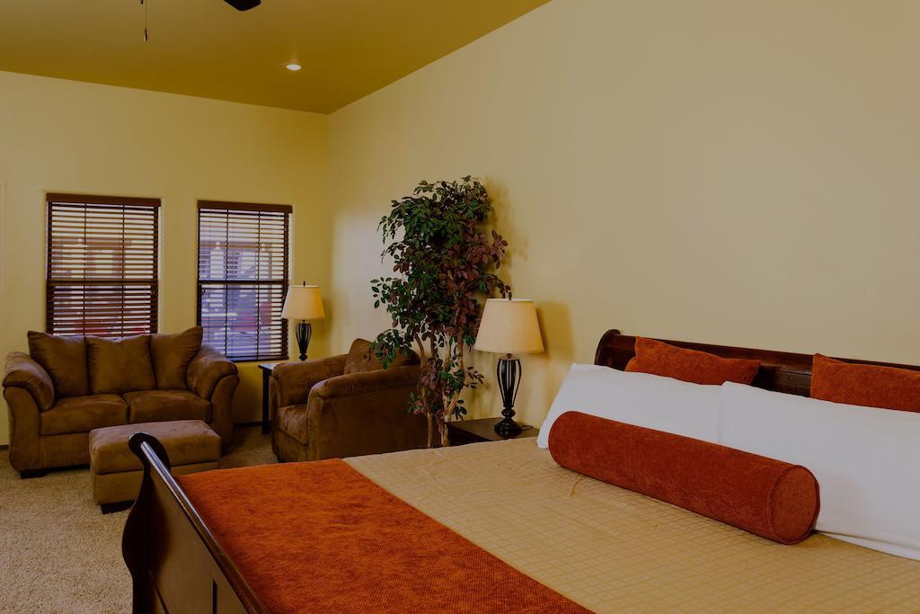 The Courtyard Villas Hobbs Room photo